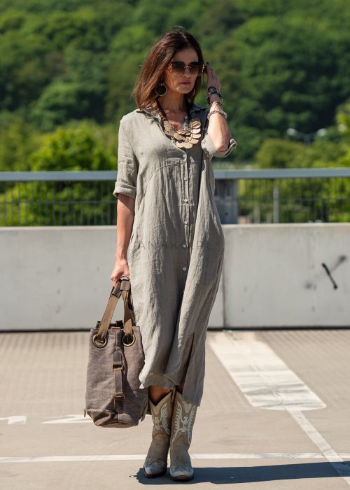 Khaki lniana sukienka maxi 100% lnu w fasonie szmizjerki z guzikami, kieszeniami i podpinanymi rękawami. Naturalny model o swobodnym kroju do codziennych stylizacji.