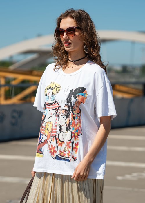 Biała bluzka damska t-shirt z kolorowym nadrukiem postaci i kwiatów, o luźnym kroju, w stylizacji miejskiej z plisowaną spódnicą.
