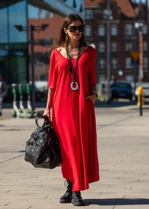 Czerwony kombinezon oversize z krótkim rękawem i szeroką nogawką, stylizacja miejska z czarnymi dodatkami i dużą torbą.