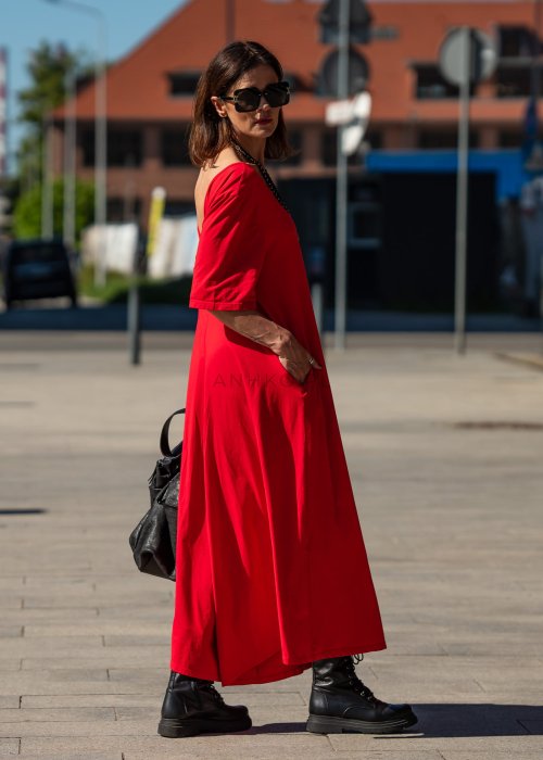 Czerwony kombinezon oversize z krótkim rękawem i szeroką nogawką, stylizacja miejska z czarnymi dodatkami i dużą torbą.