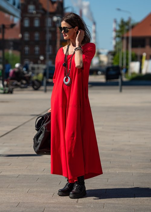 Czerwony kombinezon oversize z krótkim rękawem i szeroką nogawką, stylizacja miejska z czarnymi dodatkami i dużą torbą.