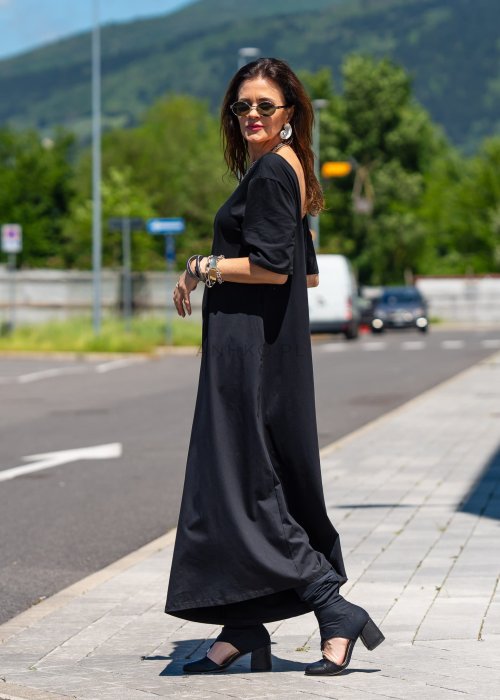 Czarny kombinezon damski oversize z szerokimi nogawkami i krótkim rękawem, minimalistyczna stylizacja miejska z biżuterią.