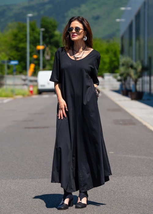 Czarny kombinezon damski oversize z szerokimi nogawkami i krótkim rękawem, minimalistyczna stylizacja miejska z biżuterią.