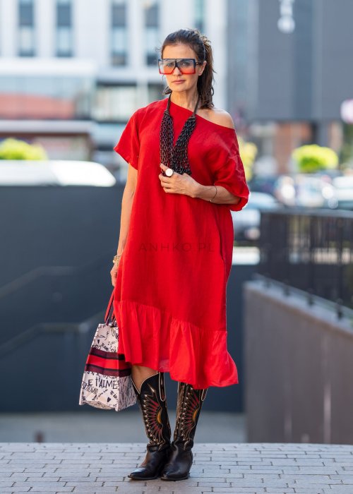 Czerwona lniana sukienka midi z krótkim rękawem i kokardą na plecach, stylizacja z kozakami i dużą torbą w miejskim stylu.