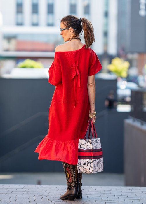 Czerwona lniana sukienka midi z krótkim rękawem i kokardą na plecach, stylizacja z kozakami i dużą torbą w miejskim stylu.