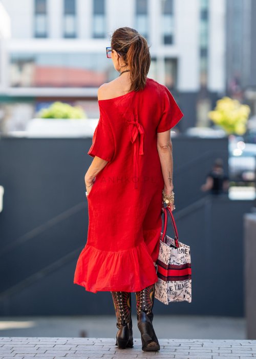 Czerwona lniana sukienka midi z krótkim rękawem i kokardą na plecach, stylizacja z kozakami i dużą torbą w miejskim stylu.