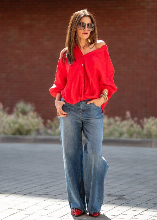 Kobieta w czerwonej koszuli oversize i szerokich jeansach – casualowa stylizacja miejska (1).jpg