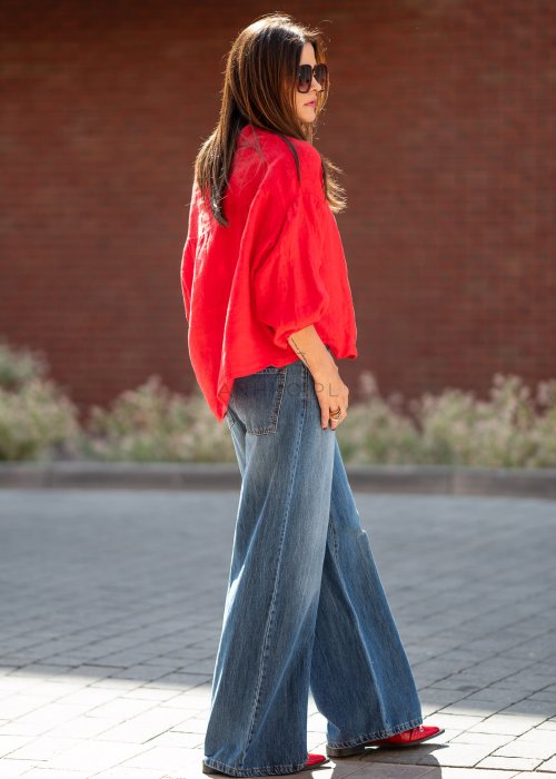 Kobieta w czerwonej koszuli oversize i szerokich jeansach – casualowa stylizacja miejska (5).jpg