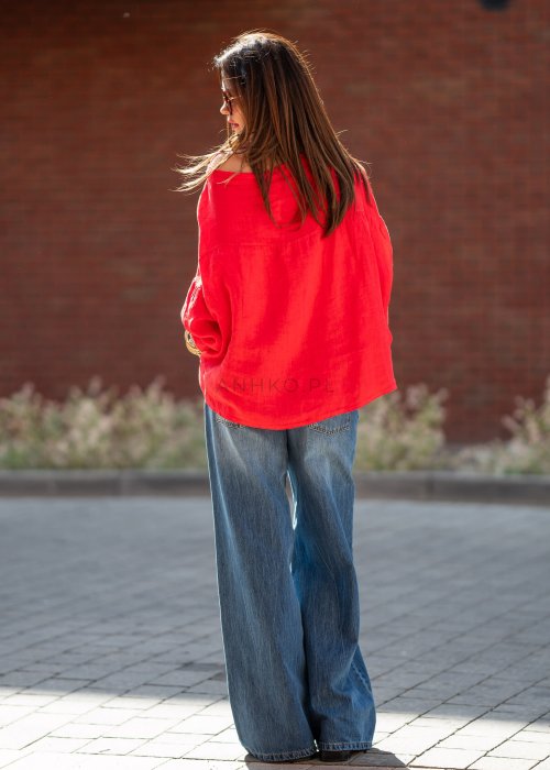 Kobieta w czerwonej koszuli oversize i szerokich jeansach – casualowa stylizacja miejska (7).jpg