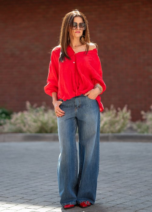 Kobieta w czerwonej koszuli oversize i szerokich jeansach – casualowa stylizacja miejska (8).jpg
