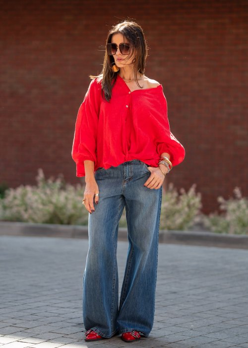 Kobieta w czerwonej koszuli oversize i szerokich jeansach – casualowa stylizacja miejska (6).jpg