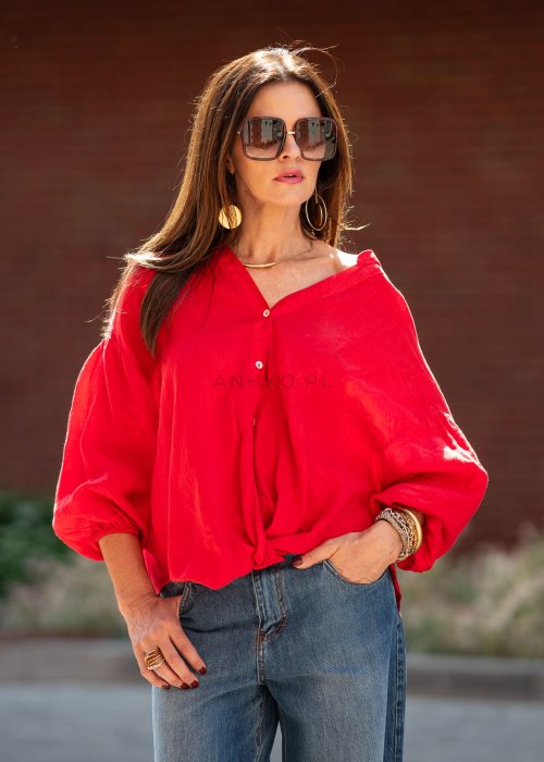 Kobieta w czerwonej koszuli oversize i szerokich jeansach – casualowa stylizacja miejska (2).jpg