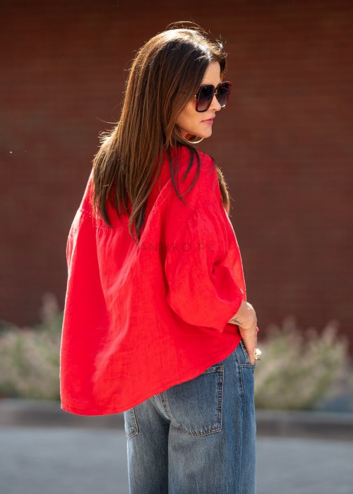 Kobieta w czerwonej koszuli oversize i szerokich jeansach – casualowa stylizacja miejska (10).jpg