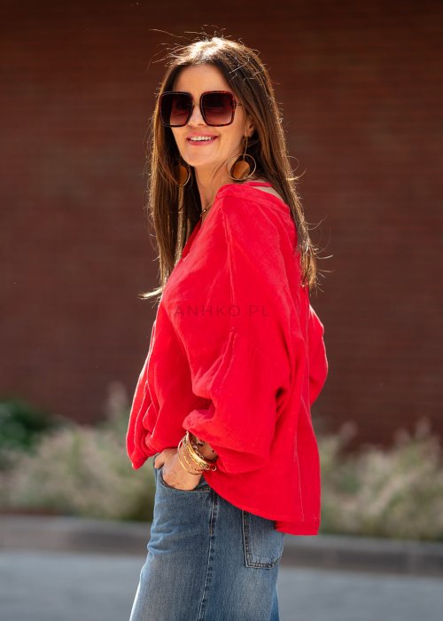 Kobieta w czerwonej koszuli oversize i szerokich jeansach – casualowa stylizacja miejska (4).jpg