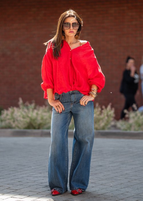 Szukasz wygodnych jeansów o modnym kroju? Jeansy Moniqa z szeroką nogawką i klasycznym denimem zapewniają komfort oraz stylowy, miejski look.