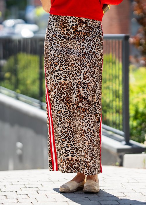 Spódnica midi damska w panterkę z kontrastowym lampasem po boku, styl modowy.
