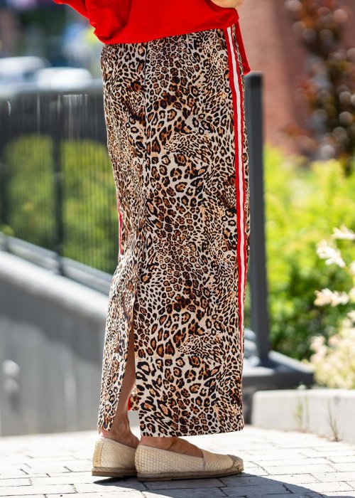 Spódnica midi damska w panterkę z kontrastowym lampasem po boku, styl modowy.