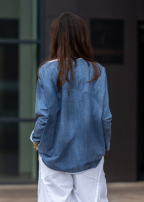 Niebieska bluza oversize w odcieniu denimu z białym ściągaczem przy dekolcie, luźny fason, miejska stylizacja damska.