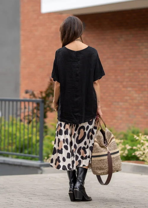 Czarna bluzka lniana oversize z krótkim rękawem i ozdobnym ściągaczem z przodu. Naturalny model z lnu w minimalistycznej, eleganckiej stylizacji.