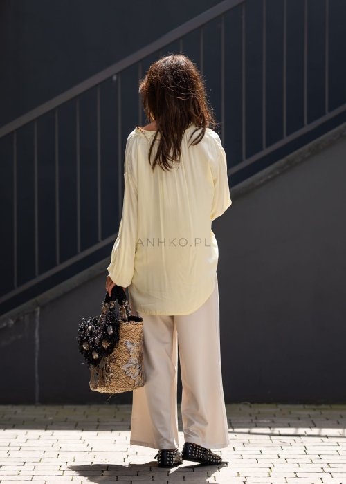 Kremowe spodnie damskie z szeroką nogawką i wysokim stanem, elegancki model z paskiem w talii.