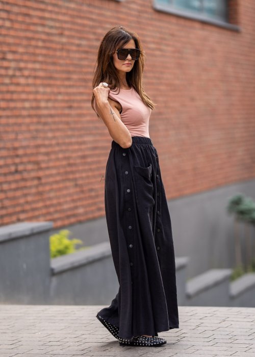 Lekka czarna spódnica damska Sporty Mood maxi o szerokim kroju z gumą w pasie i dekoracyjnymi napami