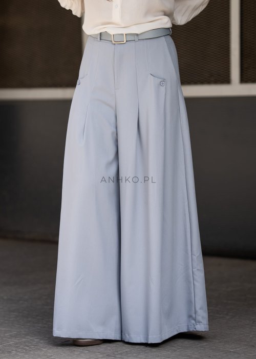 Niebieskie spodnie damskie wide leg z wysokim stanem i paskiem, elegancki fason z szerokimi nogawkami w nowoczesnej stylizacji.