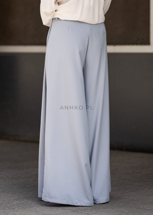 Niebieskie spodnie damskie wide leg z wysokim stanem i paskiem, elegancki fason z szerokimi nogawkami w nowoczesnej stylizacji.