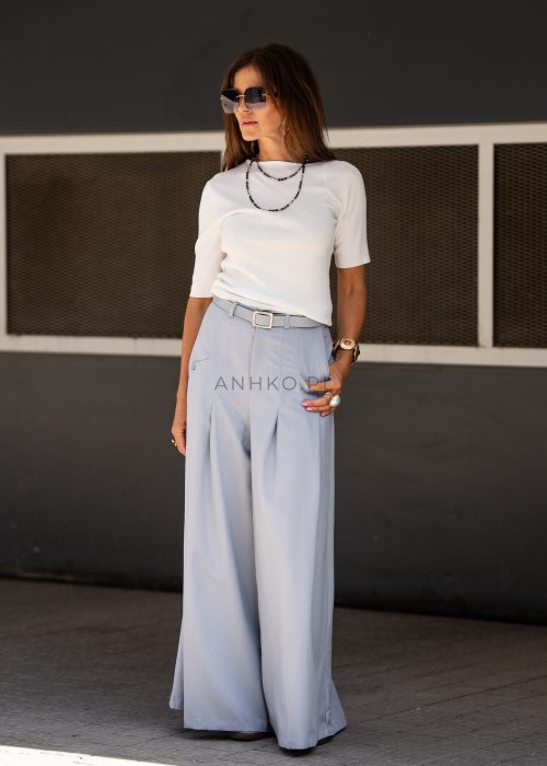 Niebieskie spodnie damskie wide leg z wysokim stanem i paskiem, elegancki fason z szerokimi nogawkami w nowoczesnej stylizacji.