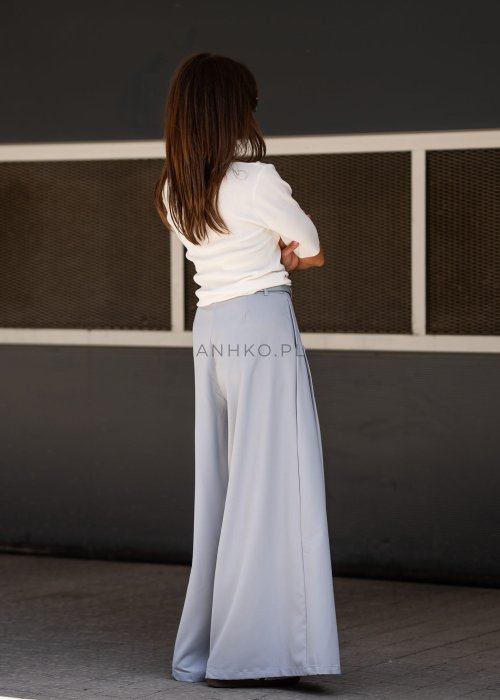 Niebieskie spodnie damskie wide leg z wysokim stanem i paskiem, elegancki fason z szerokimi nogawkami w nowoczesnej stylizacji.