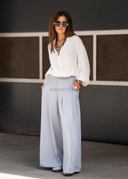 Niebieskie spodnie damskie wide leg z wysokim stanem i paskiem, elegancki fason z szerokimi nogawkami w nowoczesnej stylizacji.
