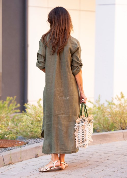 Lniana sukienka w kolorze khaki typu szmizjerka z guzikami, stylizowana z plecioną torbą i sandałami w naturalnym, miejskim looku.