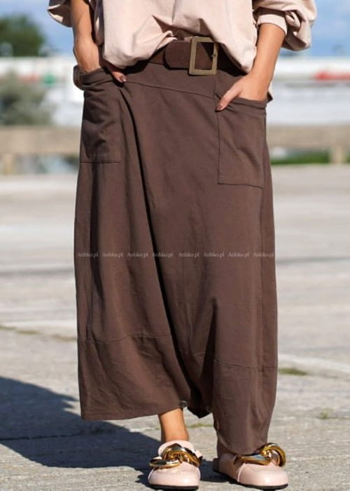 Brązowe spódnico-spodnie damskie o szerokim kroju z wysokim stanem i dużymi kieszeniami, stylizowane z luźną bluzą i mokasynami w miejskim looku.