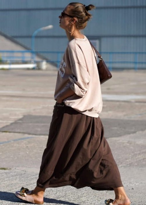 Brązowe spódnico-spodnie damskie o szerokim kroju z wysokim stanem i dużymi kieszeniami, stylizowane z luźną bluzą i mokasynami w miejskim looku.