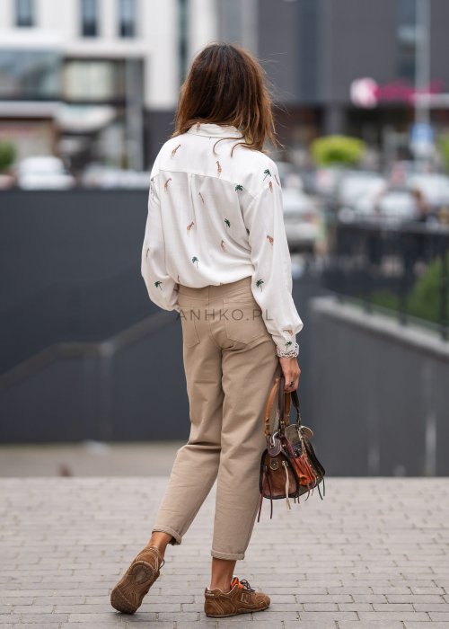 Biała koszula damska z długim rękawem, zapinana na guziki, z nadrukiem żyraf i palm, lekka tkanina idealna na letnie stylizacje