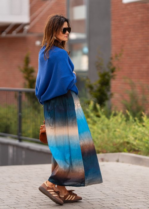 Chabrowy sweter damski oversize o nietoperzowym kroju z dekoltem łódka, luźna stylizacja miejska z plisowaną spódnicą.