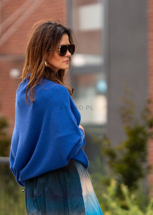 Chabrowy sweter damski oversize o nietoperzowym kroju z dekoltem łódka, luźna stylizacja miejska z plisowaną spódnicą.