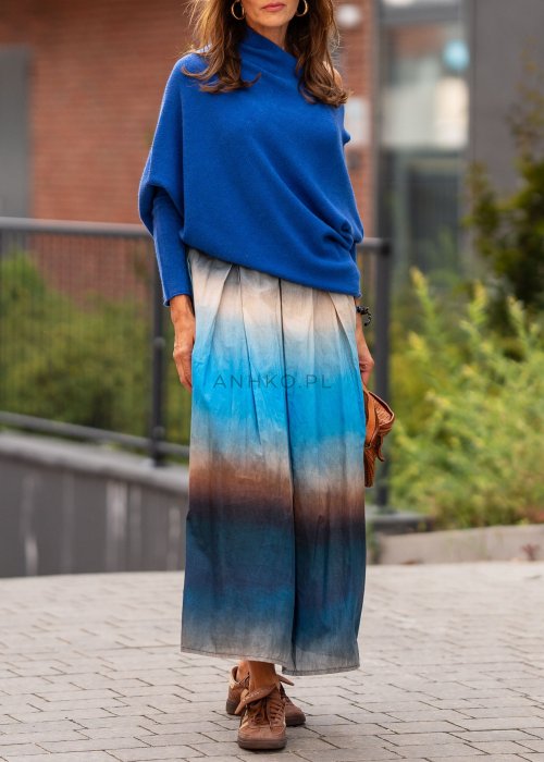 Chabrowy sweter damski oversize o nietoperzowym kroju z dekoltem łódka, luźna stylizacja miejska z plisowaną spódnicą.