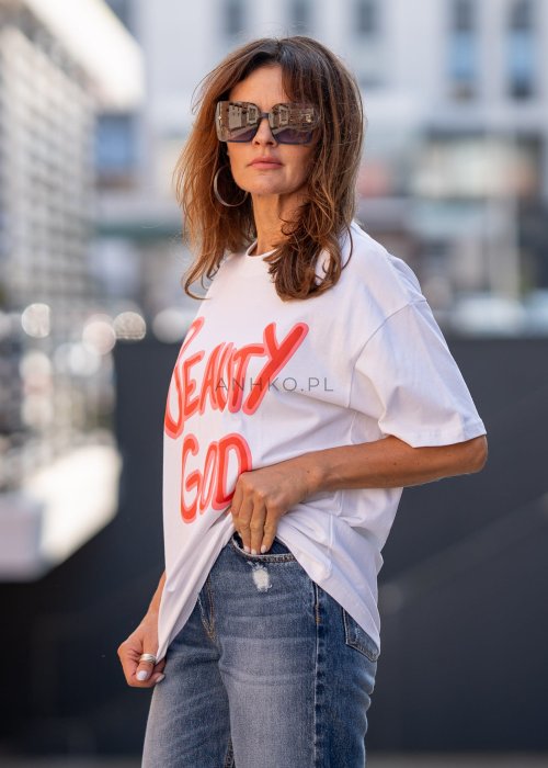 Biały T-shirt damski o luźnym kroju z krótkim rękawem i dużym nadrukiem „Beauty God” w neonowym różowym kolorze.
