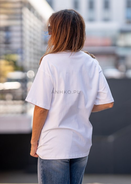 Biały T-shirt damski o luźnym kroju z krótkim rękawem i dużym nadrukiem „Beauty God” w neonowym różowym kolorze.