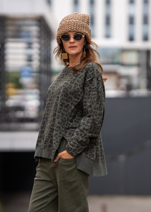 Bluza damska oversize w panterkę w kolorze khaki z opuszczoną linią ramion i ściągaczami. Stylizacja casual z miejskim charakterem.