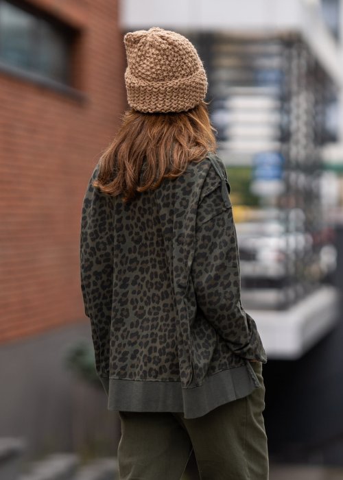 Bluza damska oversize w panterkę w kolorze khaki z opuszczoną linią ramion i ściągaczami. Stylizacja casual z miejskim charakterem.