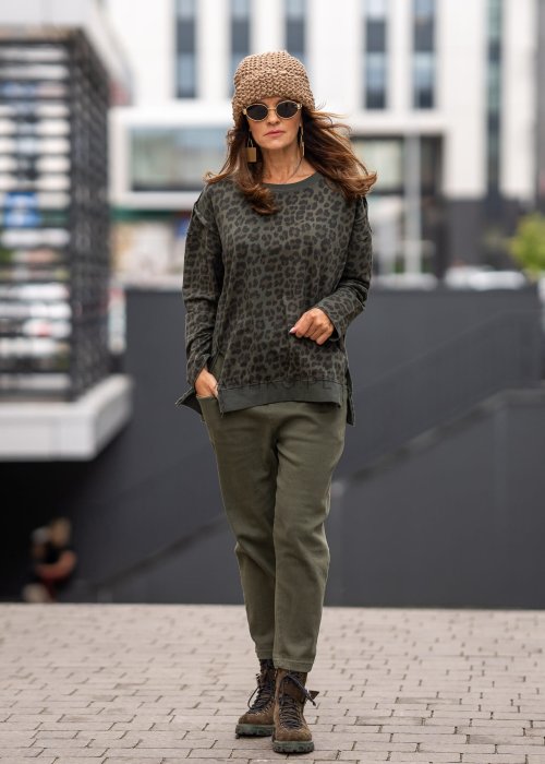 Bluza damska oversize w panterkę w kolorze khaki z opuszczoną linią ramion i ściągaczami. Stylizacja casual z miejskim charakterem.