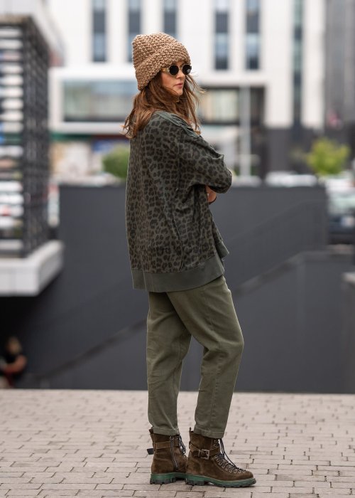 Bluza damska oversize w panterkę w kolorze khaki z opuszczoną linią ramion i ściągaczami. Stylizacja casual z miejskim charakterem.