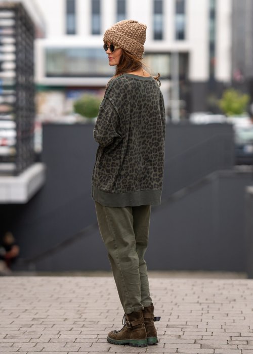 Bluza damska oversize w panterkę w kolorze khaki z opuszczoną linią ramion i ściągaczami. Stylizacja casual z miejskim charakterem.