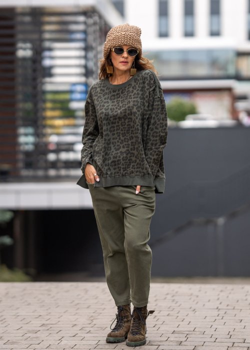 Bluza damska oversize w panterkę w kolorze khaki z opuszczoną linią ramion i ściągaczami. Stylizacja casual z miejskim charakterem.