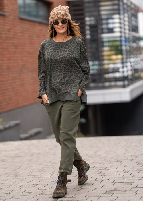 Bluza damska oversize w panterkę w kolorze khaki z opuszczoną linią ramion i ściągaczami. Stylizacja casual z miejskim charakterem.