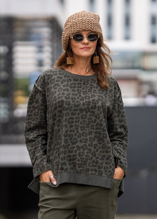 Bluza damska oversize w panterkę w kolorze khaki z opuszczoną linią ramion i ściągaczami. Stylizacja casual z miejskim charakterem.