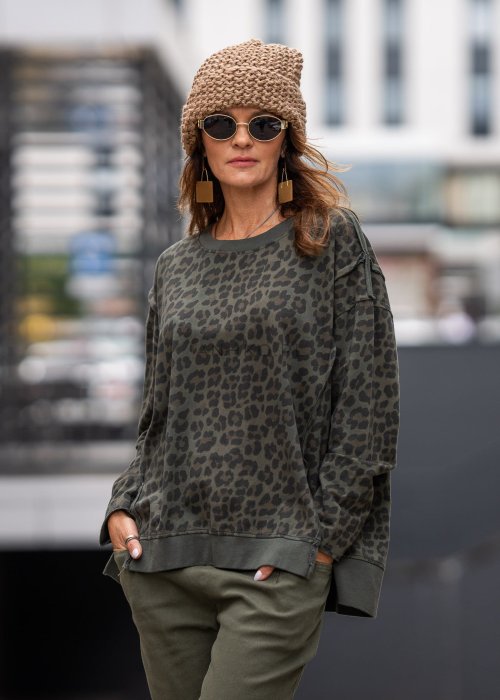 Bluza damska oversize w panterkę w kolorze khaki z opuszczoną linią ramion i ściągaczami. Stylizacja casual z miejskim charakterem.