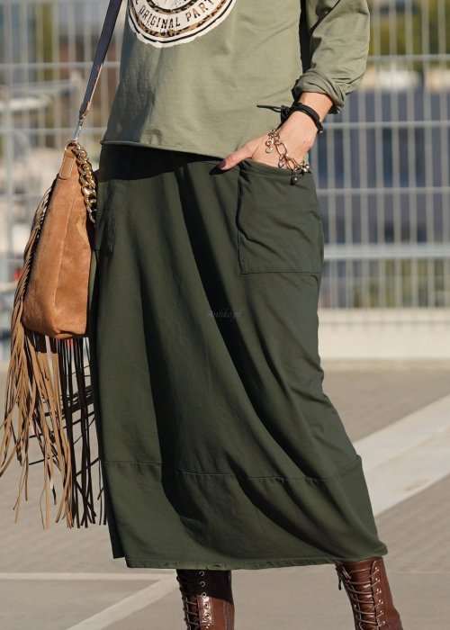 Spódnico-spodnie khaki o długości midi z kieszeniami i elastycznym pasem, stylizowane z botkami i luźną bluzką w miejskim looku.
