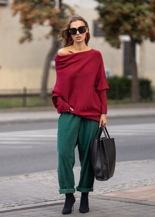 Bordowy sweter oversize o nietoperzowym kroju z dekoltem łódka i asymetrycznym dołem, stylizacja miejska.